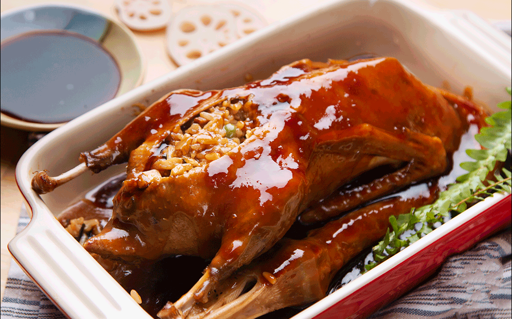 Lấy vịt hấp ra, gỡ bỏ giấy nướng rồi tưới phần xốt vừa đun lên trên là xong.