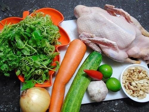 Chuẩn bị nguyên liệu làm món nộm vịt thập cẩm Chuẩn bị nguyên liệu làm món nộm vịt thập cẩm
