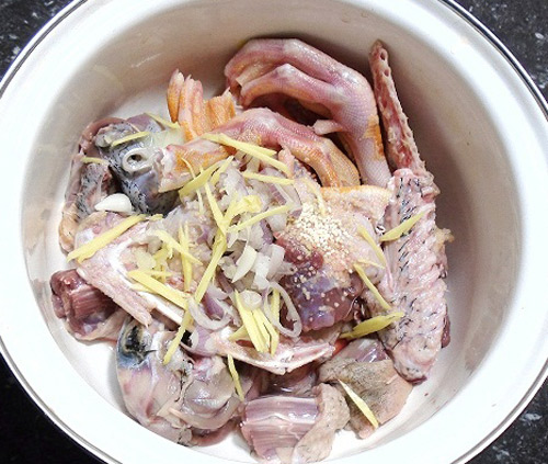 rộn đều và để vịt ướp trong khoảng 20 phút cho ngấm gia vị rộn đều và để vịt ướp trong khoảng 20 phút cho ngấm gia vị